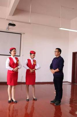 吉水团县委组织勤练礼仪迎来宾,服务活动敬万里